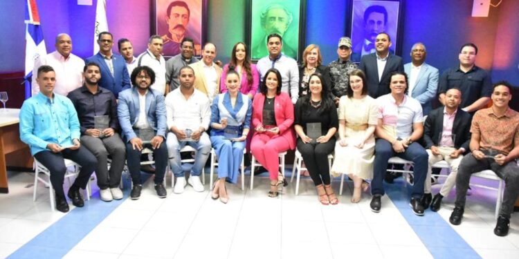 Alcalde Kelvin Cruz reconoce 9 jóvenes meritorios de La Vega