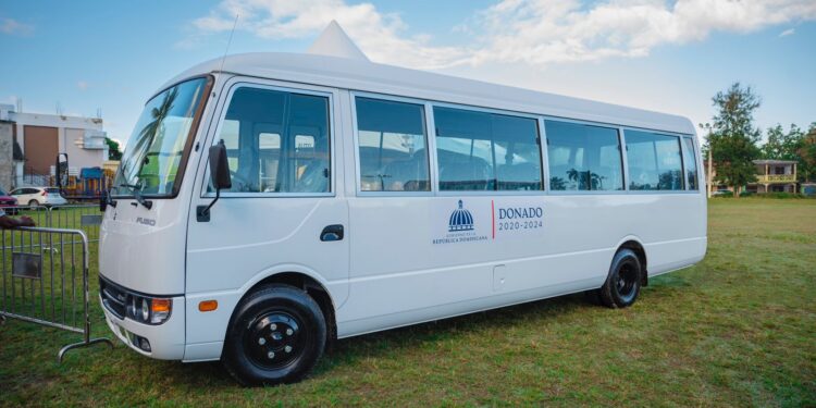 Paliza entrega tres modernos autobuses a estudiantes y deportistas en Puerto Plata