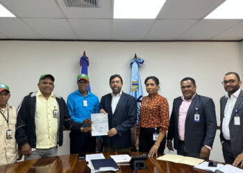 INDRHI aporta RD 365,783.00 para compra de retropala a Junta de Regantes Río Yuna de Bonao