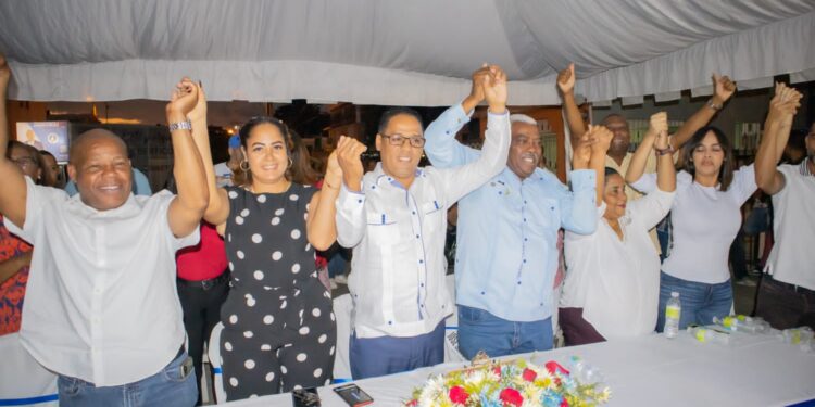 Activista César Aquino inaugura su oficina política en Santo Domingo Este