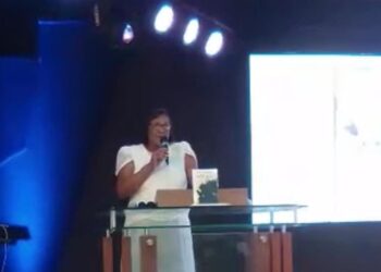 Pastora presenta libro Poder Grandioso de Dios; llama a interpretar las revelaciones