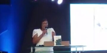 Pastora presenta libro Poder Grandioso de Dios; llama a interpretar las revelaciones