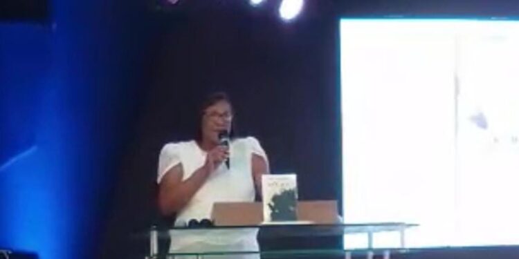 Pastora presenta libro Poder Grandioso de Dios; llama a interpretar las revelaciones