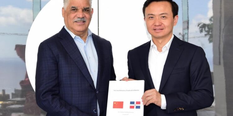 Miguel Vargas recibe a embajador de China previo a partida de misión diplomática