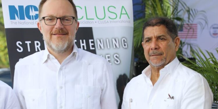 EEUU elogia manejo preventivo del ministro de Agricultura contra gripe aviar