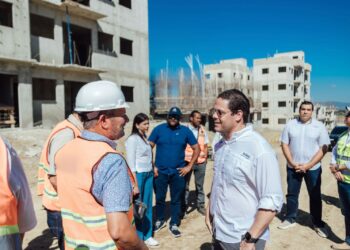 Ministro Bonilla supervisa avances en la construcción de  “Mi Vivienda Hato del Yaque” en Santiago