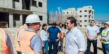 Ministro Bonilla supervisa avances en la construcción de  “Mi Vivienda Hato del Yaque” en Santiago