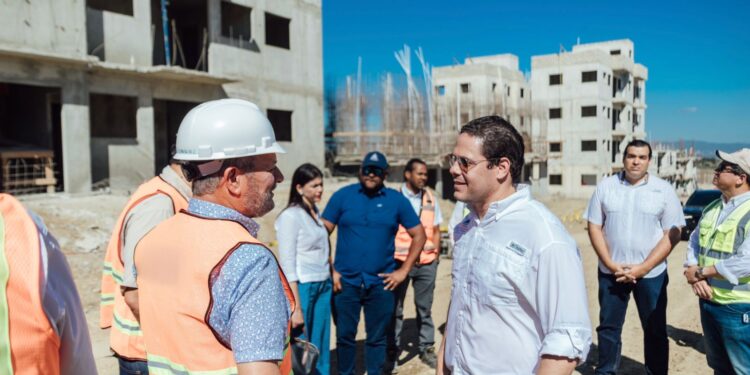 Ministro Bonilla supervisa avances en la construcción de “Mi Vivienda Hato del Yaque” en Santiago