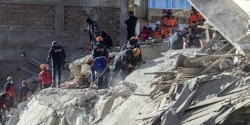 Rescatan con vida a dos niños sepultados durante 84 horas en Turquía