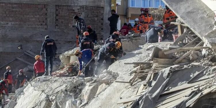 Rescatan con vida a dos niños sepultados durante 84 horas en Turquía