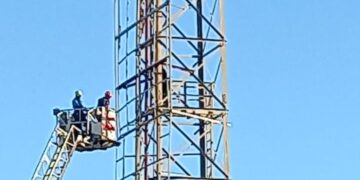 Autoridades intentan bajar hombre subió a torre del Estadio Quisqueya con intenciones desconocidas