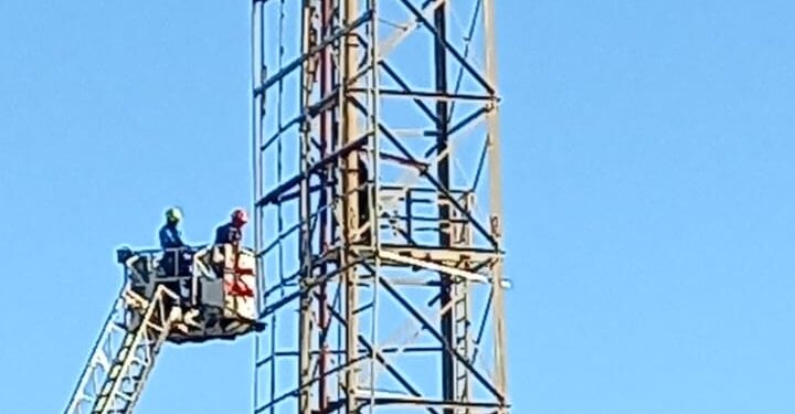 Autoridades intentan bajar hombre subió a torre del Estadio Quisqueya con intenciones desconocidas
