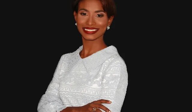 Joana García Montero presenta sus poemarios “La Dama de Vermut y La Dama de Negroni”