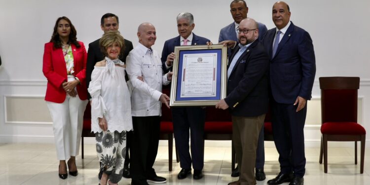 Senado reconoce a Antonio Manuel Florencio Estrella por trayectoria profesional y patriótica