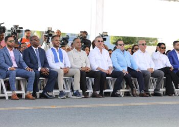 Abinader encabeza entrega 50 modernos autobuses para estudiantes universitarios