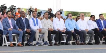 Abinader encabeza entrega 50 modernos autobuses para estudiantes universitarios