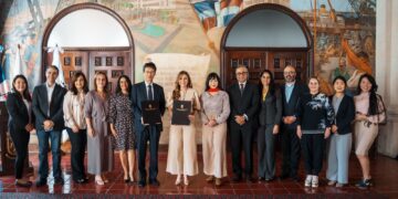 ADN recibe donación de 4 camiones compactadores de basura del Gobierno Japonés