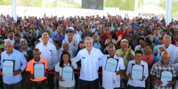 Presidente Abinader entrega 490 títulos de propiedad en Azua