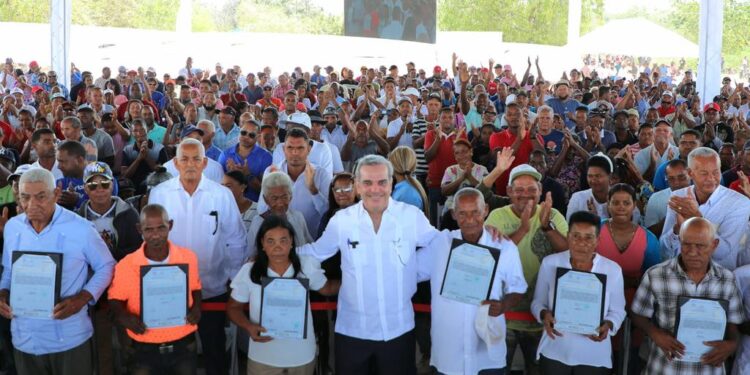 Presidente Abinader entrega 490 títulos de propiedad en Azua