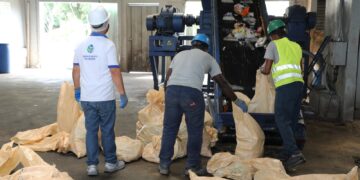 Pro Consumidor incinera miles de productos lácteos falsificados y sin registro sanitario