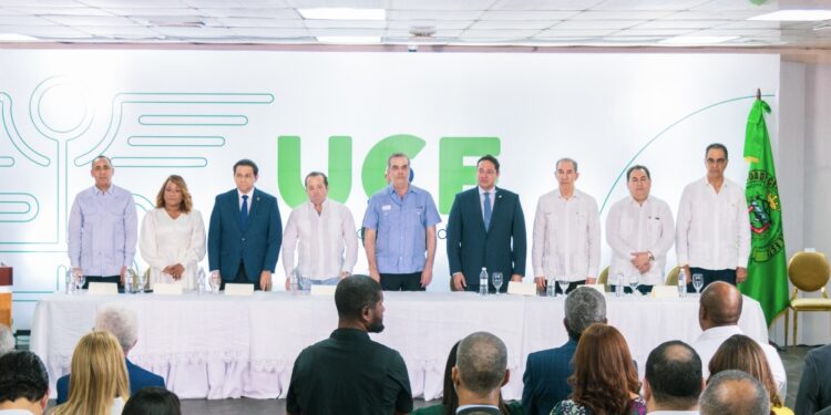 UCE inaugura centro de simulación de salud con presencia del presidente Abinader