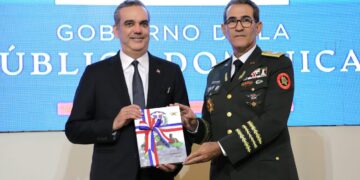 Abinader dice el Libro Blanco de la Defensa de RD es instrumento vivo para enriquecer con la sociedad