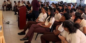Escuela Financiera MOMENTUM inicia programa de capacitación a estudiantes de centros educativos