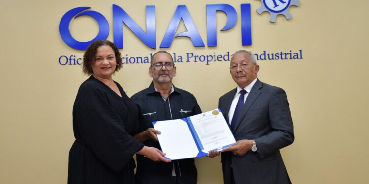 ONAPI entrega certificación de Patente de Modelo de Utilidad a inventor