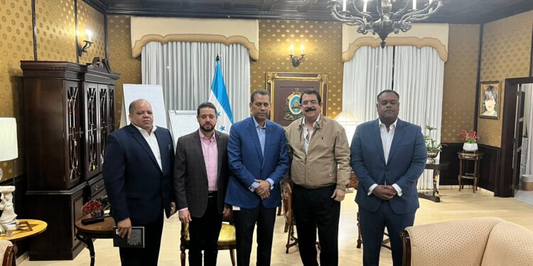 Ex presidente de Honduras y actual asesor presidencial recibe a Guido Gómez Mazara