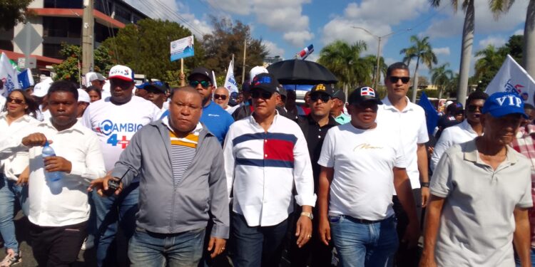 Radhamés González encabeza grupo de simpatizantes que apoyan y piden reelección de Abinader