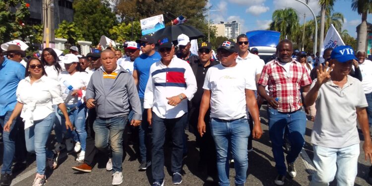 Radhamés González encabeza grupo de simpatizantes que apoyan y piden reelección de Abinader