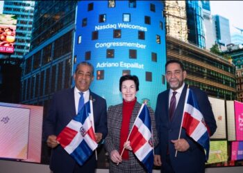 Bandera dominicana ondea en Nasdaq