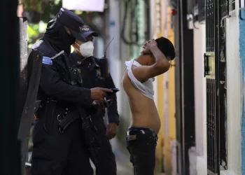 Más de 4.500 denuncias por abusos se han registrado durante el régimen de excepción de Bukele en El Salvador