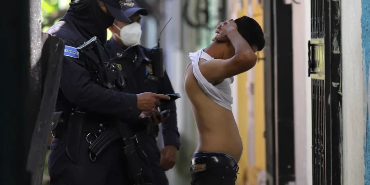 Más de 4.500 denuncias por abusos se han registrado durante el régimen de excepción de Bukele en El Salvador