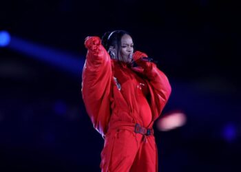 Rihanna anunció su segundo embarazo al finalizar su presentación en el Super Bowl
