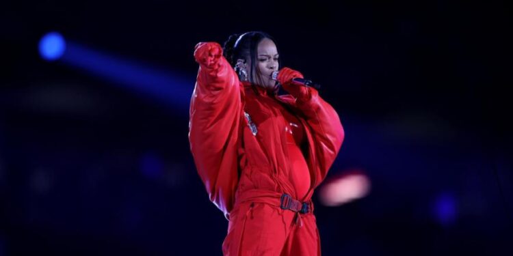 Rihanna anunció su segundo embarazo al finalizar su presentación en el Super Bowl