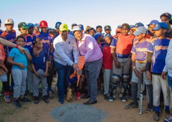 Alcalde Carlos Guzmán y Cementos Argos inician remozamiento Play béisbol en Jacagua