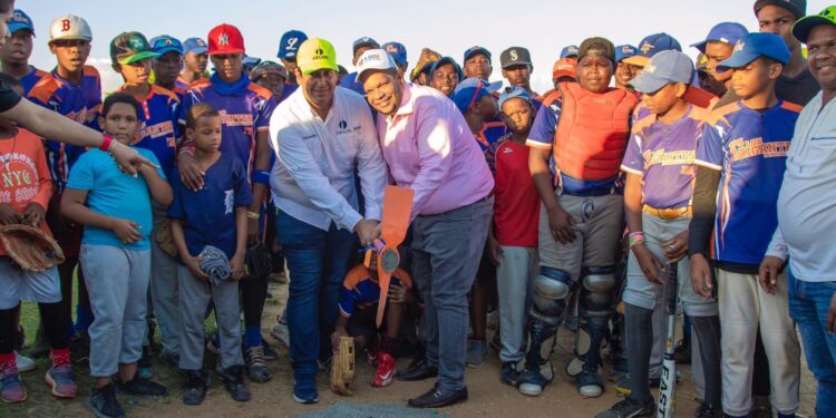 Alcalde Carlos Guzmán y Cementos Argos inician remozamiento Play béisbol en Jacagua