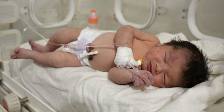 Salvan bebé unida al cordón umbilical entre los escombros tras sismo en Siria