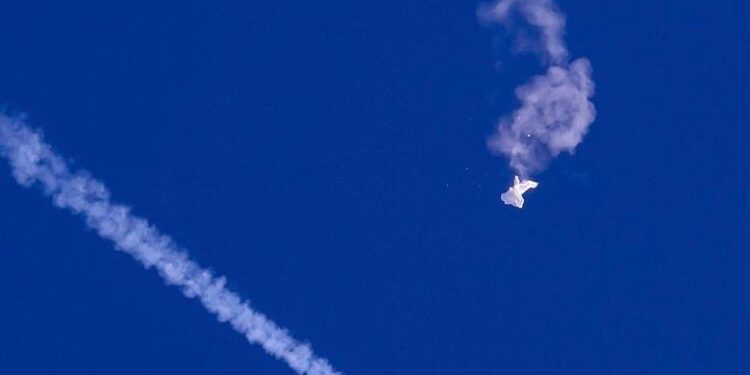 Canadá derriba un objeto desconocido que violó su espacio aéreo