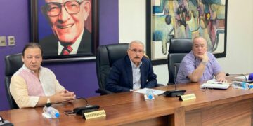 Danilo Medina encabeza reunión dirección PLD