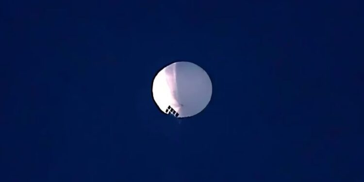 Estados Unidos monitorea un globo espía chino que sobrevuela su espacio aéreo
