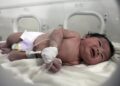 Director del hospital acoge en su casa a Aya, la 'bebé milagro' del terremoto de Siria
