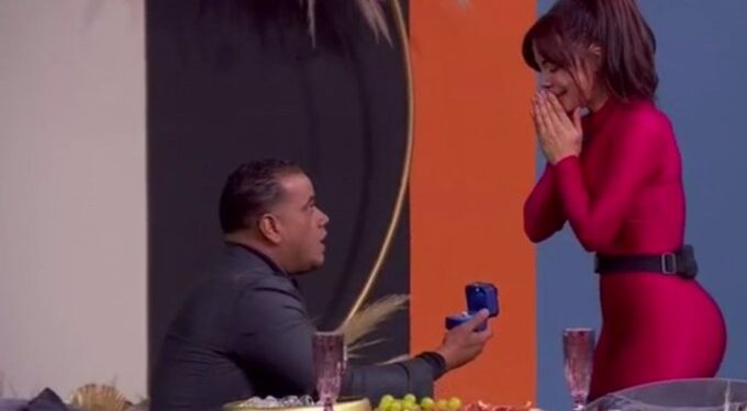 Eury Matos le pide matrimonio a La Materialista