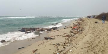 Mueren 45 migrantes en naufragio en la costa sur de Italia