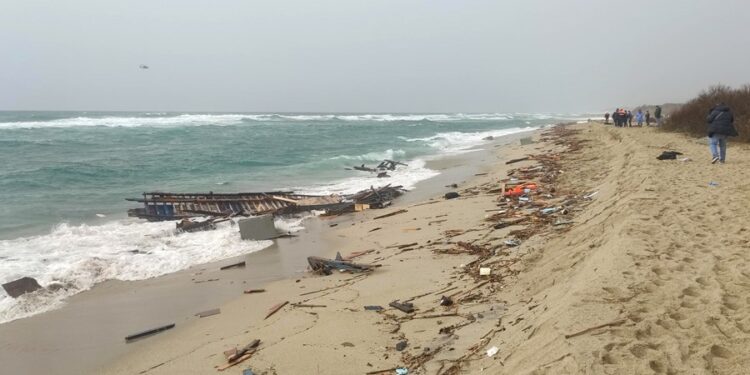 Mueren 45 migrantes en naufragio en la costa sur de Italia