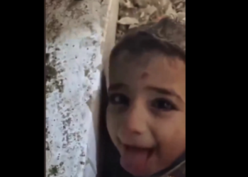 Niño sonríe al recibir agua de rescatista que lo encuentra en escombros de terremoto Turquía