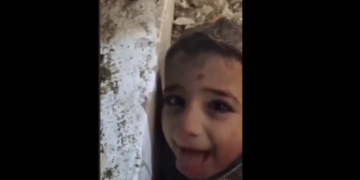 Niño sonríe al recibir agua de rescatista que lo encuentra en escombros de terremoto Turquía