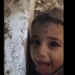 Niño sonríe al recibir agua de rescatista que lo encuentra en escombros de terremoto Turquía