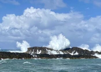 Chubascos pasajeros en el interior, oleaje peligroso en las costas